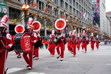 Chicago, Illinois / ABD - 28 Kasım 2019: Jonesboro, Georgia Lisesi Kardinaller Müzikal Yürüyüş grubu 2019 'da Dan Amca' nın Chicago Şükran Günü Geçidi 'nde yürüdü.
