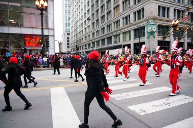 Chicago, Illinois / ABD - 28 Kasım 2019: Jonesboro, Georgia Lisesi Kardinaller Müzikal Yürüyüş grubu 2019 'da Dan Amca' nın Chicago Şükran Günü Geçidi 'nde yürüdü.