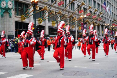 Chicago, Illinois / ABD - 28 Kasım 2019: Jonesboro, Georgia Lisesi Kardinaller Müzikal Yürüyüş grubu 2019 'da Dan Amca' nın Chicago Şükran Günü Geçidi 'nde yürüdü.