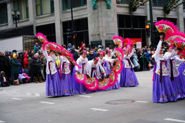 Chicago, Illinois ABD - 23 Kasım 2023: Chicago Koreli dans şirketi Şikago Şükran Günü Geçidi 'ne katıldı.