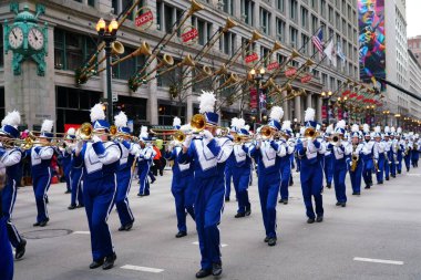 Chicago, Illinois / ABD - 28 Kasım 2019: Newport News, Virginia Christopher Newport Üniversitesi Marching Captains müzik bandosu Dan Amca 'nın Chicago Şükran Günü Geçidi' nde yürüyüş yaptı..