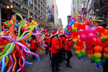 Chicago, Illinois / ABD - 28 Kasım 2019: Dan Amca 'nın Chicago Şükran Günü Geçidi üyeleri balon ve oyuncak balon giyip Şükran Günü Geçidi' nde yürüdüler..