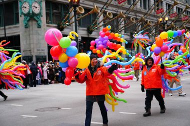 Chicago, Illinois / ABD - 28 Kasım 2019: Dan Amca 'nın Chicago Şükran Günü Geçidi üyeleri balon ve oyuncak balon giyip Şükran Günü Geçidi' nde yürüdüler..