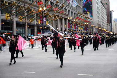 Chicago, Illinois / ABD - 28 Kasım 2019: Refuge Productions a Family Christian Centers yapım şirketi Dan Amca 'nın Chicago Şükran Günü Geçidi' ne katıldı..