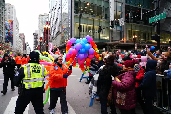 Chicago, Illinois / ABD - 28 Kasım 2019: Dan Amca 'nın Chicago Şükran Günü Geçidi üyeleri balon ve oyuncak balon giyip Şükran Günü Geçidi' nde yürüdüler..