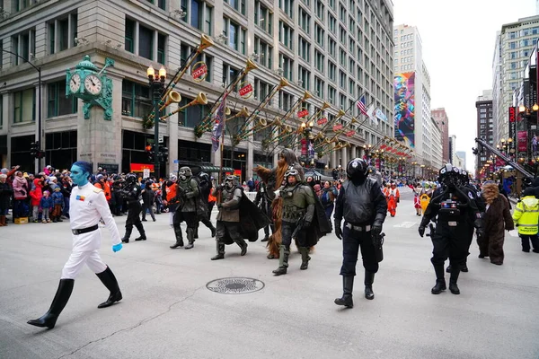 Chicago, Illinois / ABD - 28 Kasım 2019: 501. Ortabatı Garnizonu üyeleri Yıldız Savaşları kostümleri giyip 2019 'da Dan Amca' nın Chicago Şükran Günü Geçidi 'ni yürüttüler..