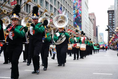 Chicago, Illinois / ABD - 28 Kasım 2019: Kelly Lisesi Truva Müzikal Yürüyüşleri Grubu 2019 'da Dan Amca' nın Chicago Şükran Günü Geçidi 'nde yürüdü..