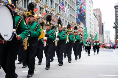 Chicago, Illinois / ABD - 28 Kasım 2019: Kelly Lisesi Truva Müzikal Yürüyüşleri Grubu 2019 'da Dan Amca' nın Chicago Şükran Günü Geçidi 'nde yürüdü..
