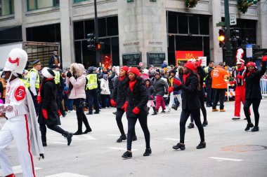 Chicago, Illinois / ABD - 28 Kasım 2019: Refuge Productions a Family Christian Centers yapım şirketi Dan Amca 'nın Chicago Şükran Günü Geçidi' ne katıldı..