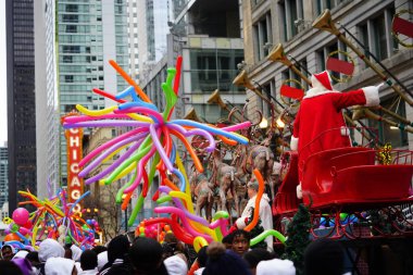 Chicago, Illinois / ABD - 28 Kasım 2019: Dan Amca 'nın Chicago Şükran Günü Geçidi üyeleri balon ve oyuncak balon giyip Şükran Günü Geçidi' nde yürüdüler..