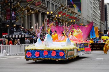 Chicago, Illinois ABD - 23 Kasım 2023 Falun Dafa Chicago üyeleri, Falun Gong Chicago Çin dini uygulaması 2023 Chicago Şükran Günü geçit törenine katıldı.