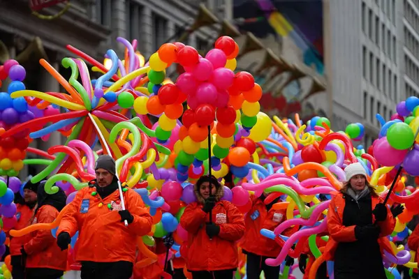 Chicago, Illinois / ABD - 28 Kasım 2019: Dan Amca 'nın Chicago Şükran Günü Geçidi üyeleri balon ve oyuncak balon giyip Şükran Günü Geçidi' nde yürüdüler..