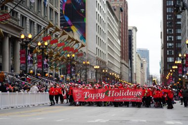 Chicago, Illinois / ABD - 28 Kasım 2019: Şikago İnsan Ritmi Projesi Tappy Holidays, Dan Amca 'nın Chicago Şükran Günü Geçidi' nde sahnelendi ve dans etti.
