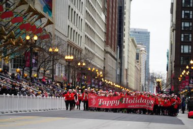Chicago, Illinois / ABD - 28 Kasım 2019: Şikago İnsan Ritmi Projesi Tappy Holidays, Dan Amca 'nın Chicago Şükran Günü Geçidi' nde sahnelendi ve dans etti.