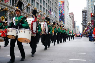 Chicago, Illinois ABD - 23 Kasım 2023: Kelly Lisesi Truva Müzikali Yürüyüşü Şikago Şükran Günü Yürüyüşü