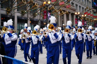 Chicago, Illinois / ABD - 28 Kasım 2019: Newport News, Virginia Christopher Newport Üniversitesi Marching Captains müzik bandosu Dan Amca 'nın Chicago Şükran Günü Geçidi' nde yürüyüş yaptı..