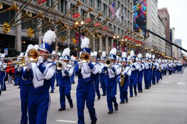 Chicago, Illinois / ABD - 28 Kasım 2019: Newport News, Virginia Christopher Newport Üniversitesi Marching Captains müzik bandosu Dan Amca 'nın Chicago Şükran Günü Geçidi' nde yürüyüş yaptı..