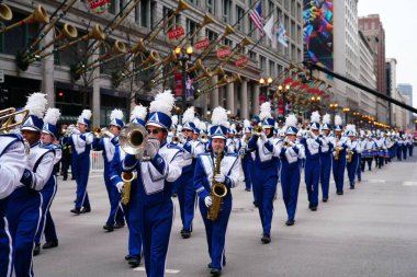 Chicago, Illinois / ABD - 28 Kasım 2019: Newport News, Virginia Christopher Newport Üniversitesi Marching Captains müzik bandosu Dan Amca 'nın Chicago Şükran Günü Geçidi' nde yürüyüş yaptı..