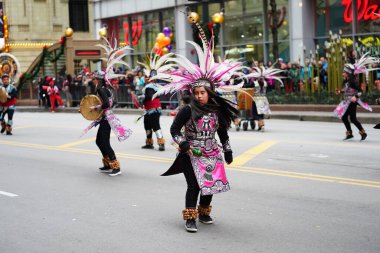 Chicago, Illinois / ABD - 28 Kasım 2019: Refuge Productions a Family Christian Centers yapım şirketi Dan Amca 'nın Chicago Şükran Günü Geçidi' ne katıldı..