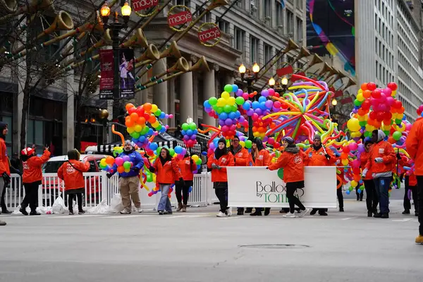 Chicago, Illinois / ABD - 28 Kasım 2019: Dan Amca 'nın Chicago Şükran Günü Geçidi üyeleri balon ve oyuncak balon giyip Şükran Günü Geçidi' nde yürüdüler..