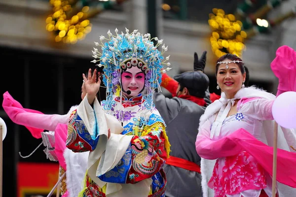 Chicago, Illinois / ABD - 28 Kasım 2019: Refuge Productions a Family Christian Centers yapım şirketi Dan Amca 'nın Chicago Şükran Günü Geçidi' ne katıldı..