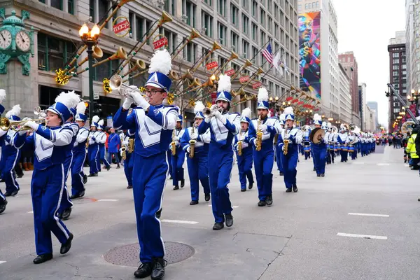 Chicago, Illinois / ABD - 28 Kasım 2019: Newport News, Virginia Christopher Newport Üniversitesi Marching Captains müzik bandosu Dan Amca 'nın Chicago Şükran Günü Geçidi' nde yürüyüş yaptı..