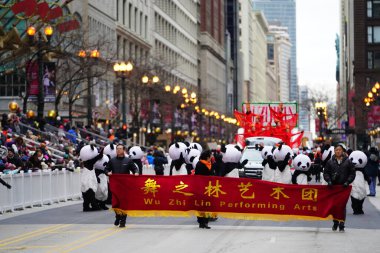 Chicago, Illinois / ABD - 28 Kasım 2019: Wu Zhi Lin Gösteri Sanatları Üyeleri Panda kostümleri giyip 2019 'da Dan Amca' nın Chicago Şükran Günü Geçidi 'nde rol aldılar..