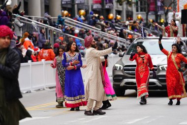Chicago, Illinois / ABD - 28 Kasım 2019: Punjabi Kültür Derneği, Dan Amca 'nın Chicago Şükran Günü Geçidi' ne katıldı ve dans etti..
