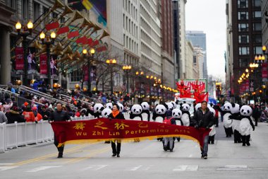 Chicago, Illinois / ABD - 28 Kasım 2019: Wu Zhi Lin Gösteri Sanatları Üyeleri Panda kostümleri giyip 2019 'da Dan Amca' nın Chicago Şükran Günü Geçidi 'nde rol aldılar..