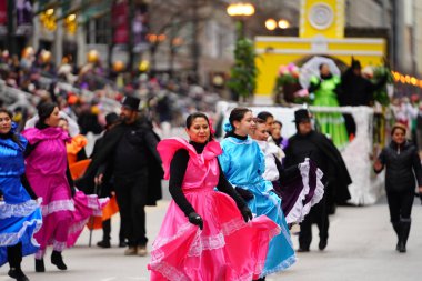 Chicago, Illinois / ABD - 28 Kasım 2019: Refuge Productions a Family Christian Centers yapım şirketi Dan Amca 'nın Chicago Şükran Günü Geçidi' ne katıldı..