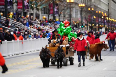 Chicago, Illinois / ABD - 28 Kasım 2019: Refuge Productions a Family Christian Centers yapım şirketi Dan Amca 'nın Chicago Şükran Günü Geçidi' ne katıldı..