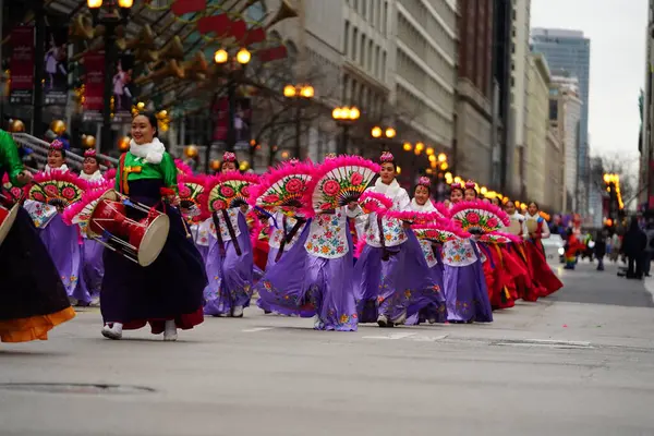 Chicago, Illinois ABD - 23 Kasım 2023: Chicago Koreli dans şirketi Şikago Şükran Günü Geçidi 'ne katıldı.
