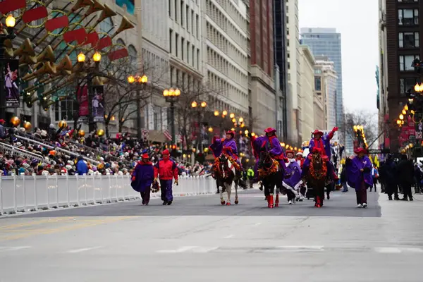 Chicago, Illinois / ABD - 28 Kasım 2019: Refuge Productions a Family Christian Centers yapım şirketi Dan Amca 'nın Chicago Şükran Günü Geçidi' ne katıldı..