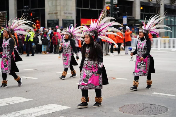 Chicago, Illinois / ABD - 28 Kasım 2019: Refuge Productions a Family Christian Centers yapım şirketi Dan Amca 'nın Chicago Şükran Günü Geçidi' ne katıldı..