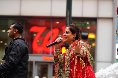 Chicago, Illinois / ABD - 28 Kasım 2019: Punjabi Kültür Derneği, Dan Amca 'nın Chicago Şükran Günü Geçidi' ne katıldı ve dans etti..