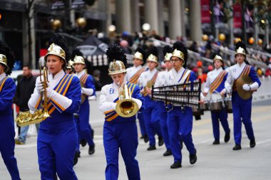 Chicago, Illinois / ABD - 28 Kasım 2019: St Francis Borgia Bölgesel Lisesi Müzikal Şövalyeler Yürüyüşü, Dan Amca 'nın Chicago Şükran Günü Geçidi' nde gerçekleşti..