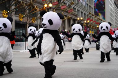 Chicago, Illinois / ABD - 28 Kasım 2019: Wu Zhi Lin Gösteri Sanatları Üyeleri Panda kostümleri giyip 2019 'da Dan Amca' nın Chicago Şükran Günü Geçidi 'nde rol aldılar..