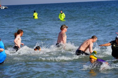 Milwaukee, Wisconsin / ABD - 1 Ocak 2020: Birçok toplum üyesi soğuk kış mevsiminde Michigan Gölü 'nün dondurucu sularına daldı.
