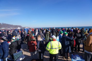 Milwaukee, Wisconsin / ABD - 1 Ocak 2020: Birçok toplum üyesi soğuk kış mevsiminde Michigan Gölü 'nün dondurucu sularına daldı.