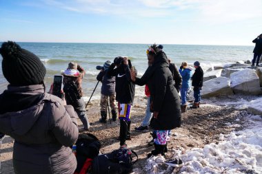 Milwaukee, Wisconsin / ABD - 1 Ocak 2020: Birçok toplum üyesi soğuk kış mevsiminde Michigan Gölü 'nün dondurucu sularına daldı.