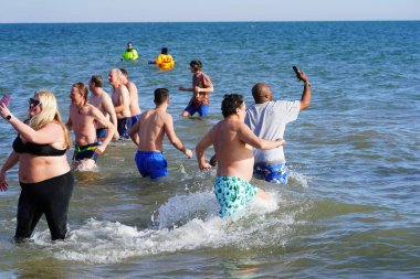 Milwaukee, Wisconsin / ABD - 1 Ocak 2020: Birçok toplum üyesi soğuk kış mevsiminde Michigan Gölü 'nün dondurucu sularına daldı.