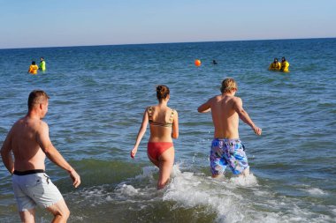 Milwaukee, Wisconsin / ABD - 1 Ocak 2020: Birçok toplum üyesi soğuk kış mevsiminde Michigan Gölü 'nün dondurucu sularına daldı.