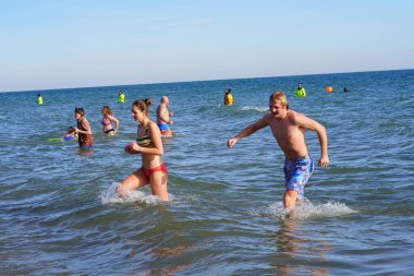 Milwaukee, Wisconsin / ABD - 1 Ocak 2020: Birçok toplum üyesi soğuk kış mevsiminde Michigan Gölü 'nün dondurucu sularına daldı.