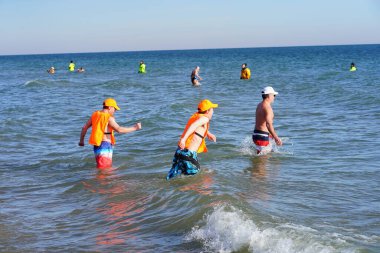 Milwaukee, Wisconsin / ABD - 1 Ocak 2020: Birçok toplum üyesi soğuk kış mevsiminde Michigan Gölü 'nün dondurucu sularına daldı.