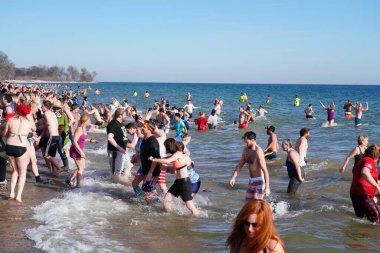 Milwaukee, Wisconsin / ABD - 1 Ocak 2020: Birçok toplum üyesi soğuk kış mevsiminde Michigan Gölü 'nün dondurucu sularına daldı.