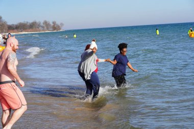 Milwaukee, Wisconsin / ABD - 1 Ocak 2020: Birçok toplum üyesi soğuk kış mevsiminde Michigan Gölü 'nün dondurucu sularına daldı.