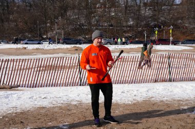 Milwaukee, Wisconsin / ABD - 1 Ocak 2020: Birçok toplum üyesi soğuk kış mevsiminde Michigan Gölü 'nün dondurucu sularına daldı.