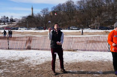 Milwaukee, Wisconsin / ABD - 1 Ocak 2020: Birçok toplum üyesi soğuk kış mevsiminde Michigan Gölü 'nün dondurucu sularına daldı.