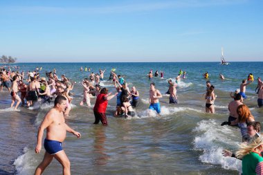 Milwaukee, Wisconsin / ABD - 1 Ocak 2020: Birçok toplum üyesi soğuk kış mevsiminde Michigan Gölü 'nün dondurucu sularına daldı.