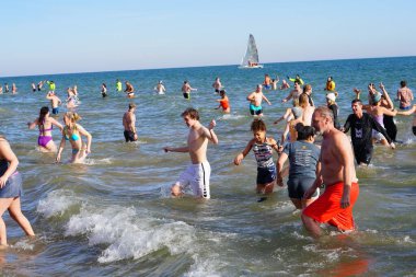 Milwaukee, Wisconsin / ABD - 1 Ocak 2020: Birçok toplum üyesi soğuk kış mevsiminde Michigan Gölü 'nün dondurucu sularına daldı.